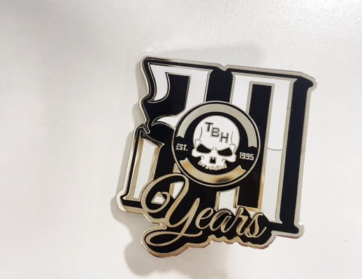 خرید پین های یقه ای مینای سخت سفارشی با ضخامت 1.5 میلی متر و کلاچ پروانه ای برای هدایای تجاری online manufacture