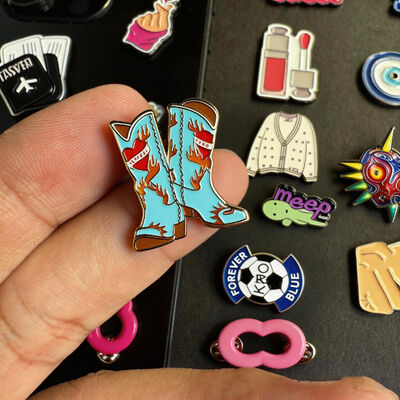 خرید برچسب تلفن فلزی سفارشی طراحی نماد منحصر به فرد سوغاتی معلق برای دکوراسیون تلفن همراه online manufacture