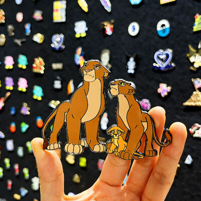 خرید پین زعفرانی سفارشی ️ پایان نرم / سخت با پرینت درخشان و UV ️ نشان لوگو انیمیشن کارتون زیبا online manufacture