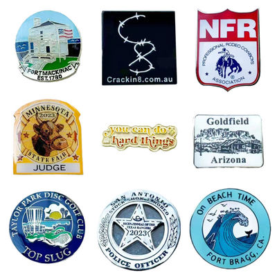 قیمت خوب پین‌های یقه مینای سخت سفارشی با لوگوی سفارشی برای برندسازی شرکتی آنلاین