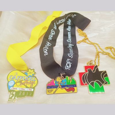 عمده فروشی ریخته گری مردار طلا پوشانده طراحی سفارشی مدال آلیاژ روی با نوار