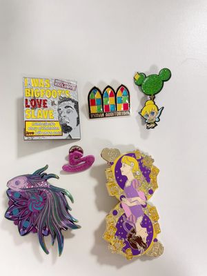 اندازه مشتری فلزی پین های رنگارنگ درخشان میناکاری شده پین های سفارشی با آرم