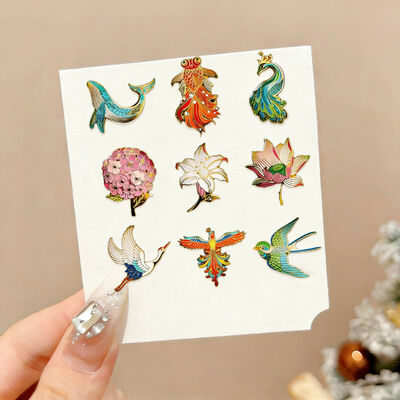 پین های لاپل سفارشی عمده   تولید کننده چین   صنایع دستی فلزی خالی با طراحی نرم / سخت و طرح های کارتون