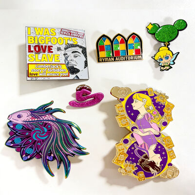 سنجاق سینه فلزی سفارشی با لوگوی شخصی، رنگ‌های اکلیلی و گزینه‌های اندازه مشتری