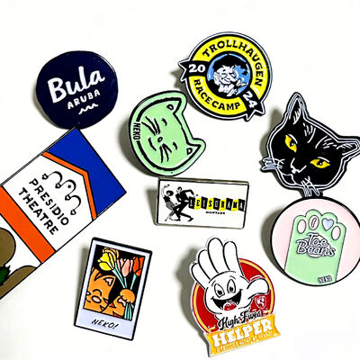 قیمت خوب برای نشان های بروش، پین های مرواریدی با رنگ نرم یا سخت به صورت سفارشی دریافت کنید. آنلاین