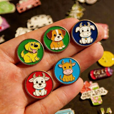 پین‌های یقه‌ای فلزی سفارشی با لعاب نرم/سخت با لوگوی شما برای لباس، کلاه، کیف و عمده فروشی.