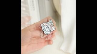 نشانها و پین های سفارشی با ارزش افزوده برای سازمان های مدرسه و شرکت ها